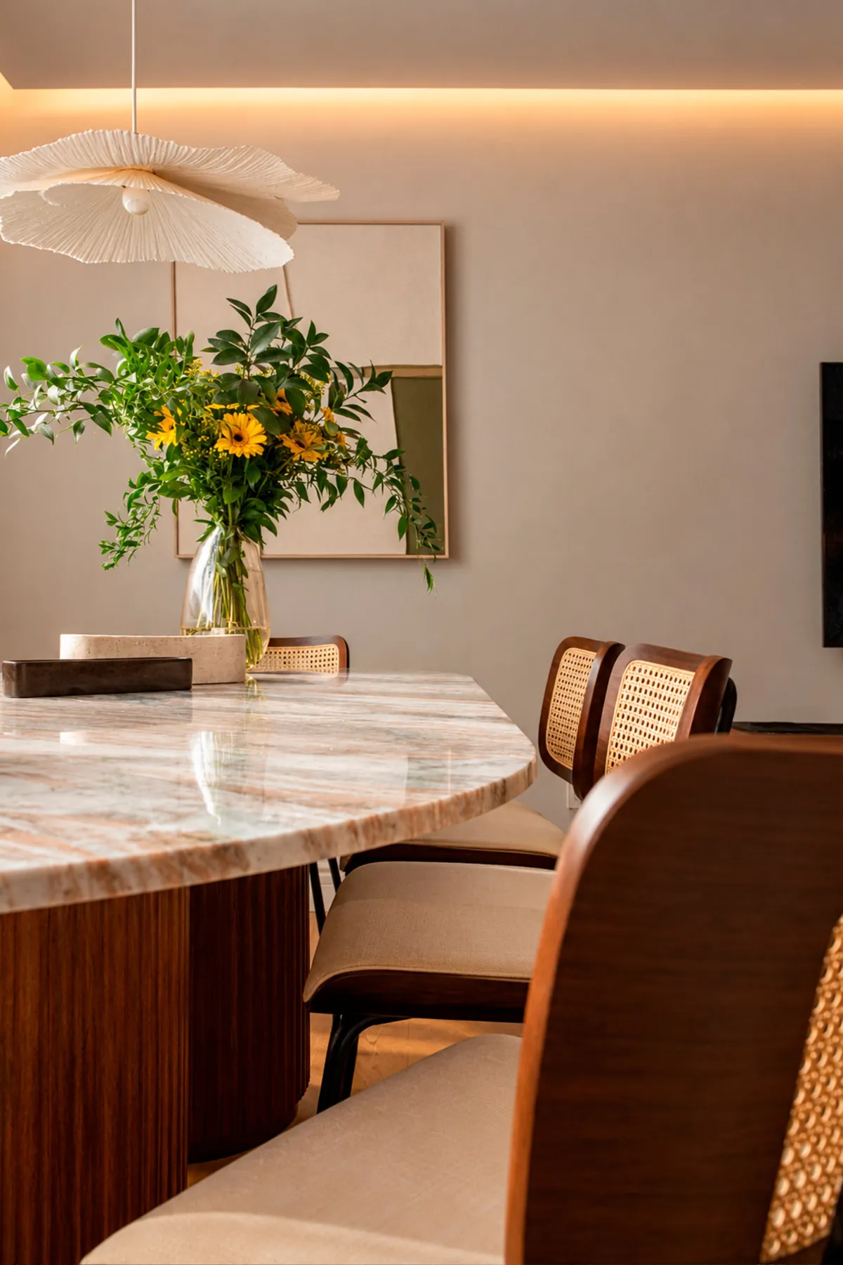 Detalle de la mesa de comedor de piedra con base de madera acanalada